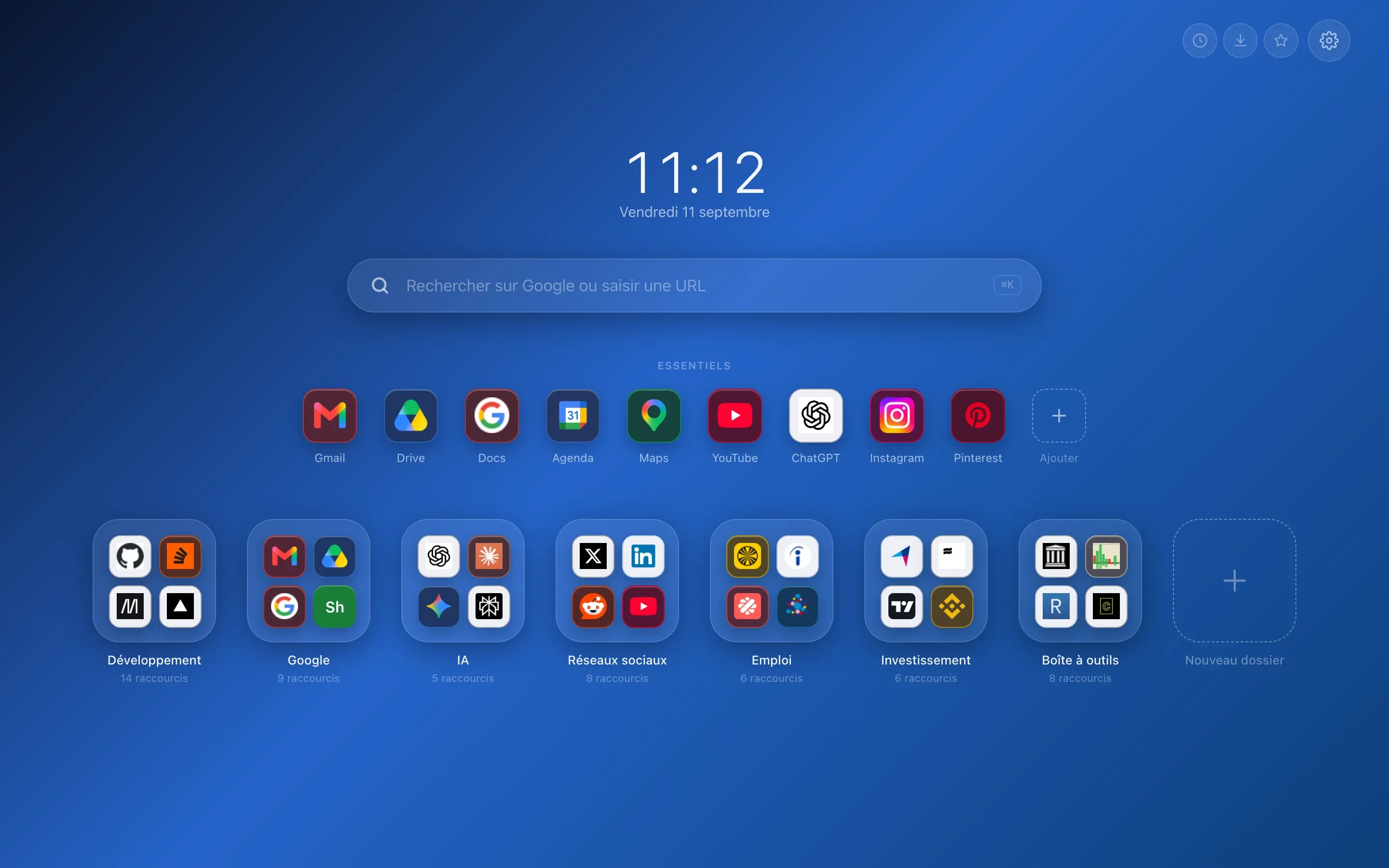 La page nouvel onglet de Chrome remplacée par Hoome : l'horloge et la date au centre, une barre de recherche, une rangée de raccourcis épinglés, puis six dossiers en tuiles sur un fond bleu dégradé.