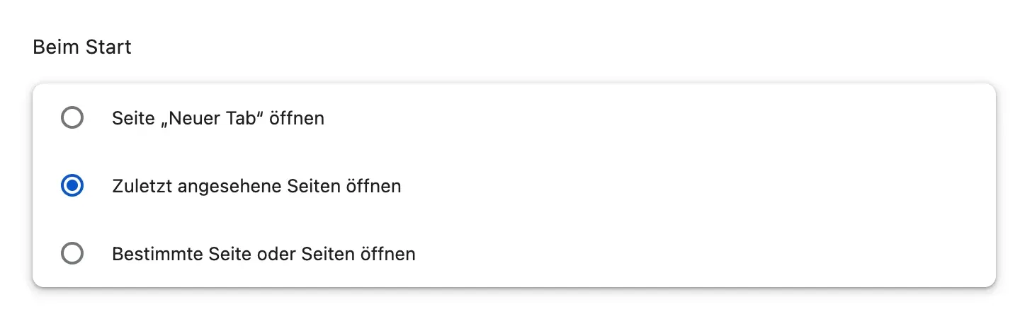 Die Einstellungen von Chrome, Abschnitt „Beim Start“: drei Optionen, „Seite ‚Neuer Tab‘ öffnen“, „Zuletzt angesehene Seiten öffnen“, ausgewählt, und „Bestimmte Seite oder Seiten öffnen“.