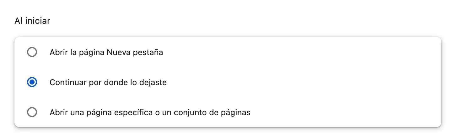 La configuración de Chrome, sección «Al iniciar»: tres opciones, «Abrir la página Nueva pestaña», «Continuar por donde lo dejaste», seleccionada, y «Abrir una página específica o un conjunto de páginas».