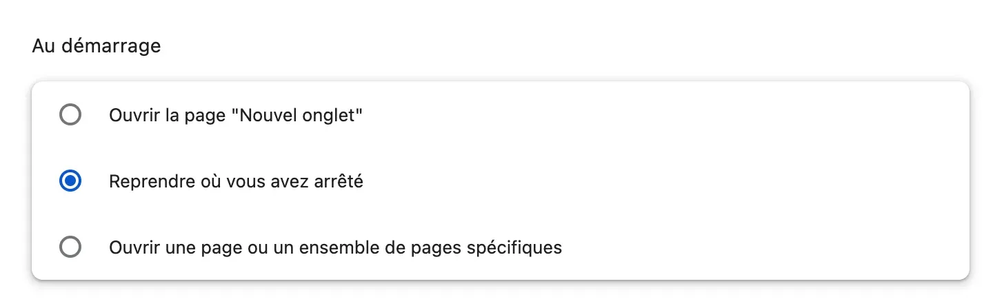 Les paramètres de Chrome, section « Au démarrage » : trois choix, « Ouvrir la page “Nouvel onglet” », « Reprendre où vous avez arrêté », sélectionné, et « Ouvrir une page ou un ensemble de pages spécifiques ».