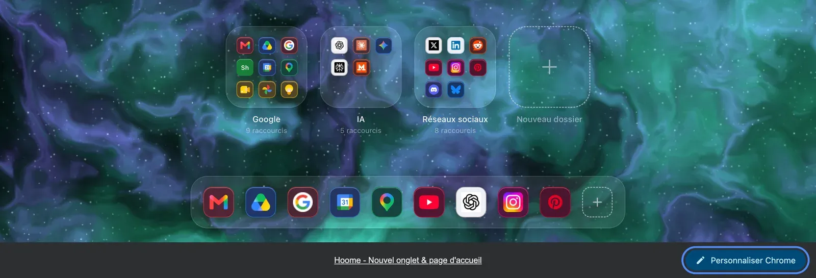 Le bas du nouvel onglet de Hoome dans Chrome : sous le Dock, la barre grise que Chrome ajoute, avec le nom de l’extension au centre et le bouton Personnaliser Chrome, entouré, à droite.