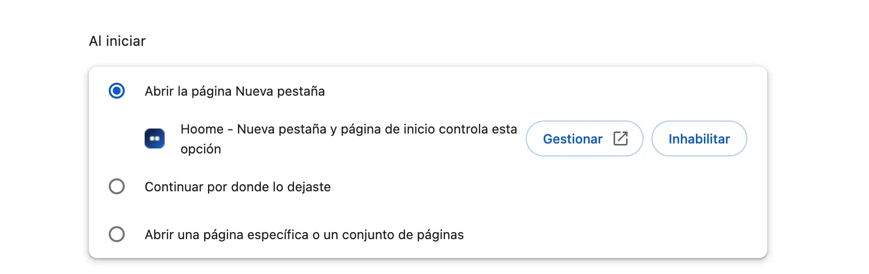 La configuración de Chrome, sección «Al iniciar»: debajo de «Abrir la página Nueva pestaña», el aviso «Hoome - Nueva pestaña y página de inicio controla esta opción», con los botones «Gestionar» e «Inhabilitar».