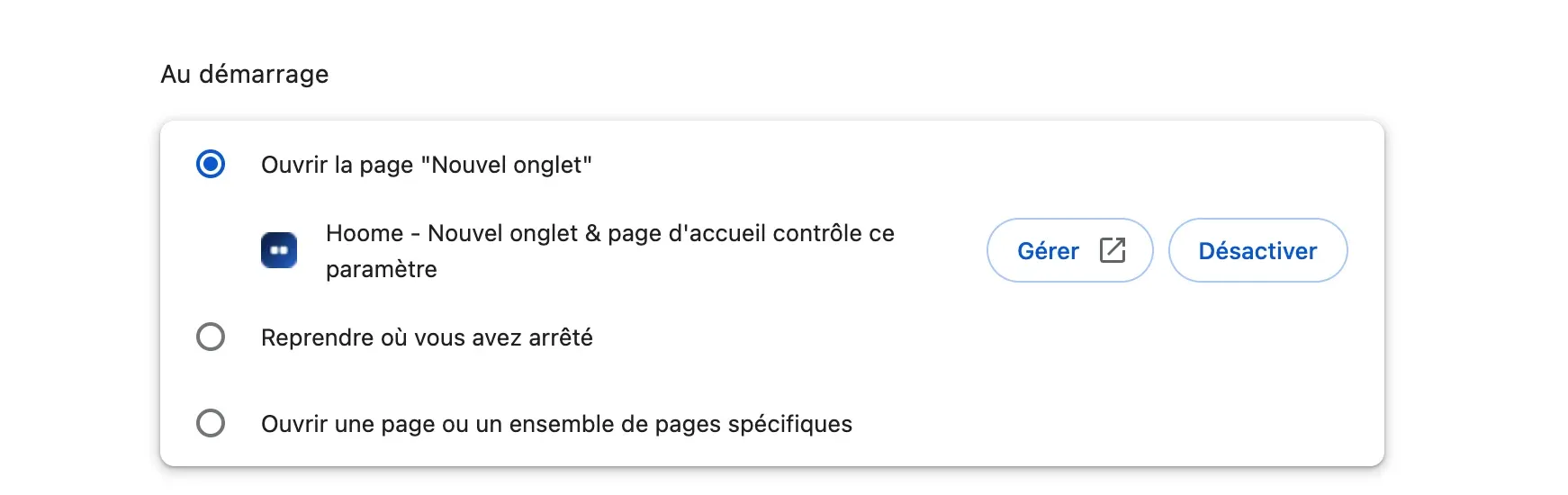 Les paramètres de Chrome, section « Au démarrage » : sous « Ouvrir la page “Nouvel onglet” », la mention « Hoome - Nouvel onglet &amp; page d’accueil contrôle ce paramètre », avec les boutons « Gérer » et « Désactiver ».