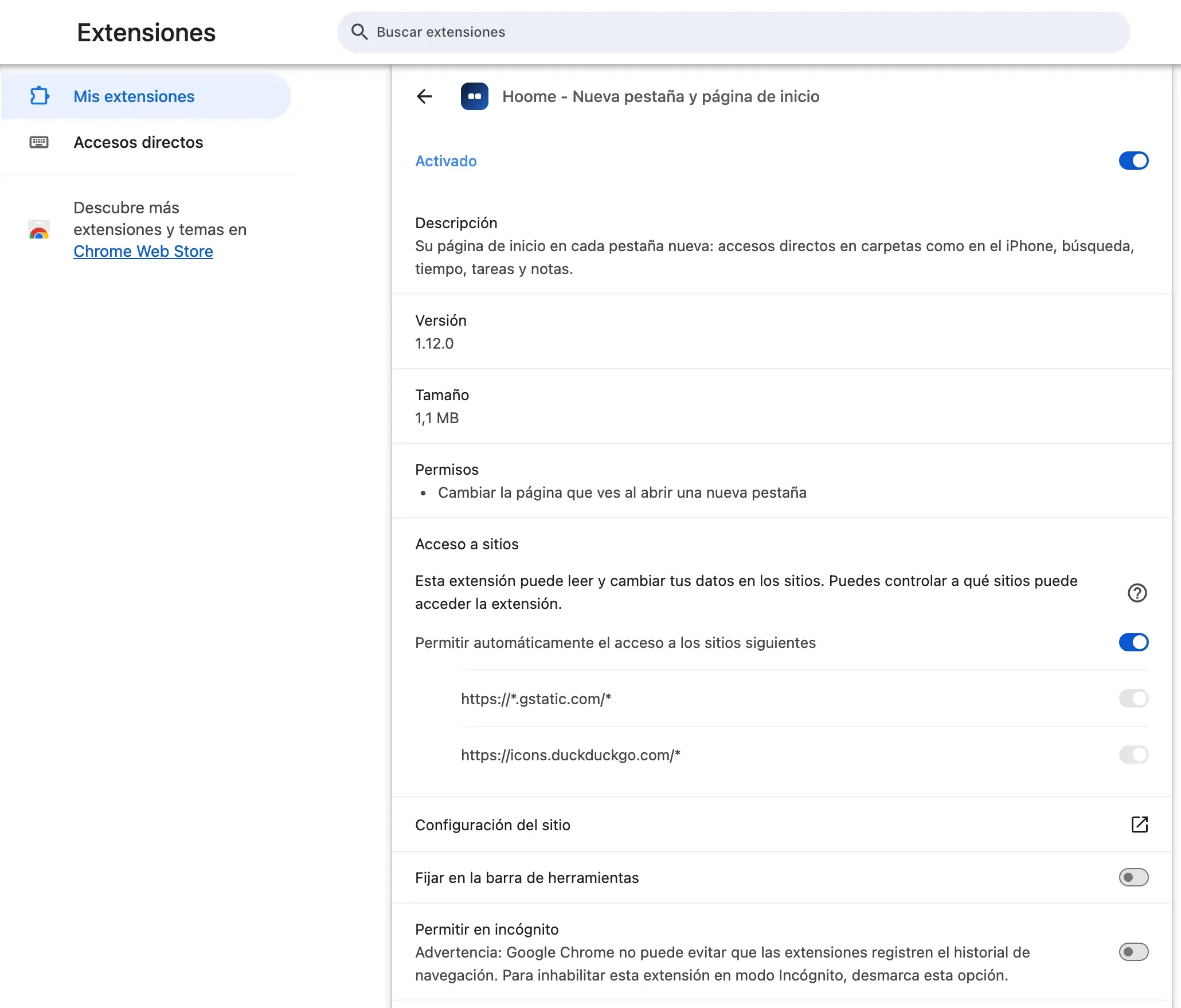 La página de detalles de Hoome en Chrome: el interruptor «Activado», la descripción, la versión 1.12.0, el tamaño, un único permiso, «Cambiar la página que ves al abrir una nueva pestaña», después el acceso a sitios, con el interruptor activado «Permitir automáticamente el acceso a los sitios siguientes» y solo dos direcciones, https://*.gstatic.com/* y https://icons.duckduckgo.com/*, y por último los ajustes «Configuración del sitio», «Fijar en la barra de herramientas» y «Permitir en incógnito».