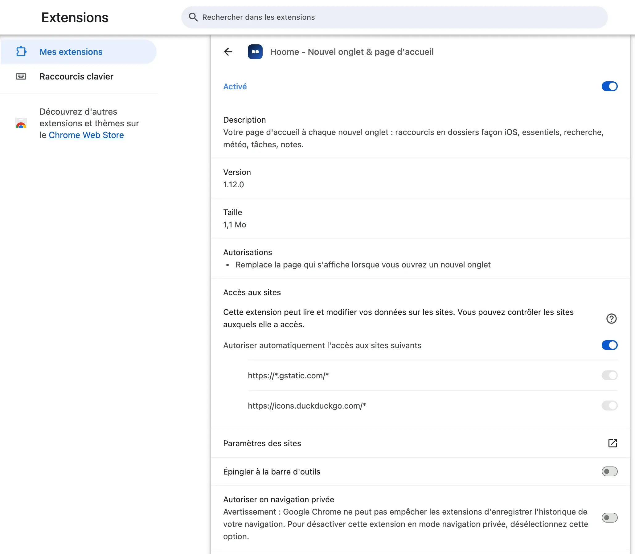 La page de détails de Hoome dans Chrome : l’interrupteur « Activé », la description, la version 1.12.0, la taille, une seule autorisation, « Remplace la page qui s’affiche lorsque vous ouvrez un nouvel onglet », puis l’accès aux sites, avec l’interrupteur allumé « Autoriser automatiquement l’accès aux sites suivants » et deux adresses seulement, https://*.gstatic.com/* et https://icons.duckduckgo.com/*, enfin les réglages « Paramètres des sites », « Épingler à la barre d’outils » et « Autoriser en navigation privée ».