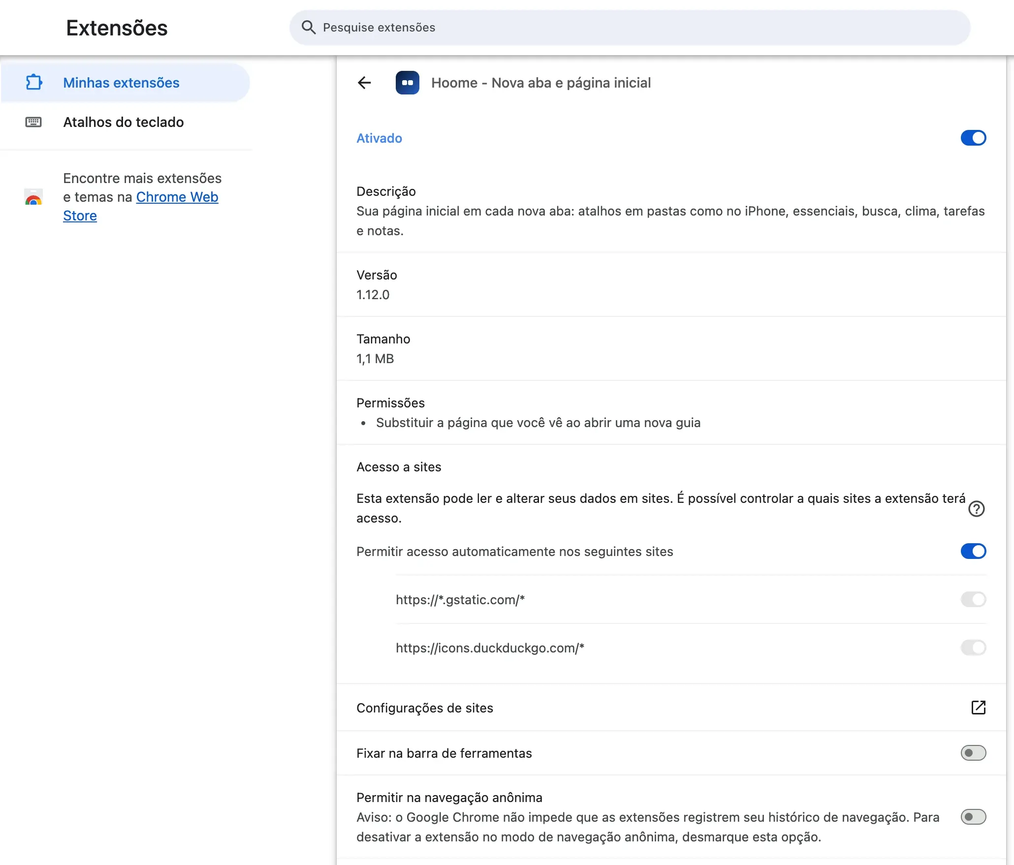 A página de detalhes do Hoome no Chrome: a chave “Ativado”, a descrição, a versão 1.12.0, o tamanho, uma única permissão, “Substituir a página que você vê ao abrir uma nova guia”, depois o acesso a sites, com a chave ligada “Permitir acesso automaticamente nos seguintes sites” e só dois endereços, https://*.gstatic.com/* e https://icons.duckduckgo.com/*, e por fim as opções “Configurações de sites”, “Fixar na barra de ferramentas” e “Permitir na navegação anônima”.