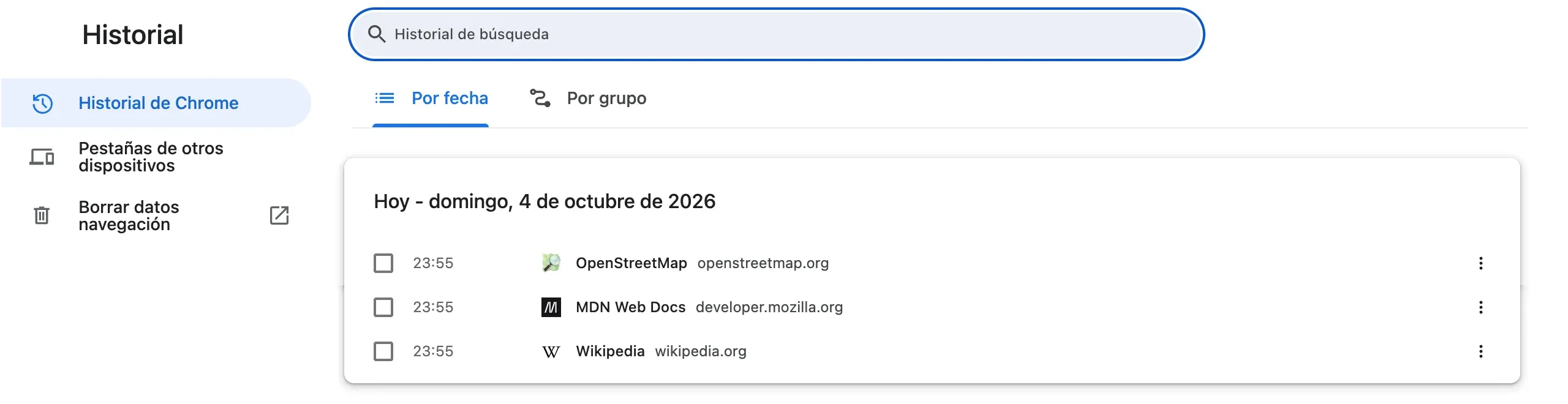 La página Historial de Chrome: el campo «Historial de búsqueda», las pestañas «Por fecha» y «Por grupo», la sección «Pestañas de otros dispositivos» a la izquierda y las páginas visitadas hoy con su hora.