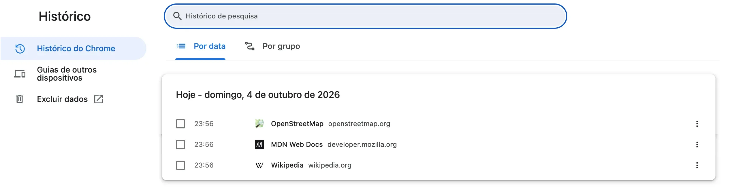 A página Histórico do Chrome: o campo “Histórico de pesquisa”, as abas “Por data” e “Por grupo”, a seção “Guias de outros dispositivos” à esquerda e as páginas visitadas hoje com o horário de cada uma.