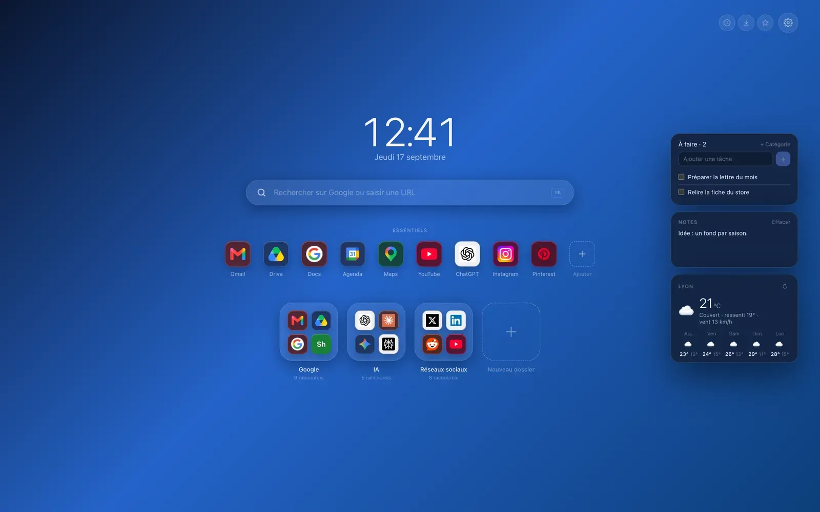 La page d’accueil de Chrome avec Hoome : l’heure, la recherche, les Essentiels, trois dossiers, et les widgets À faire, Notes et Météo sur le côté.