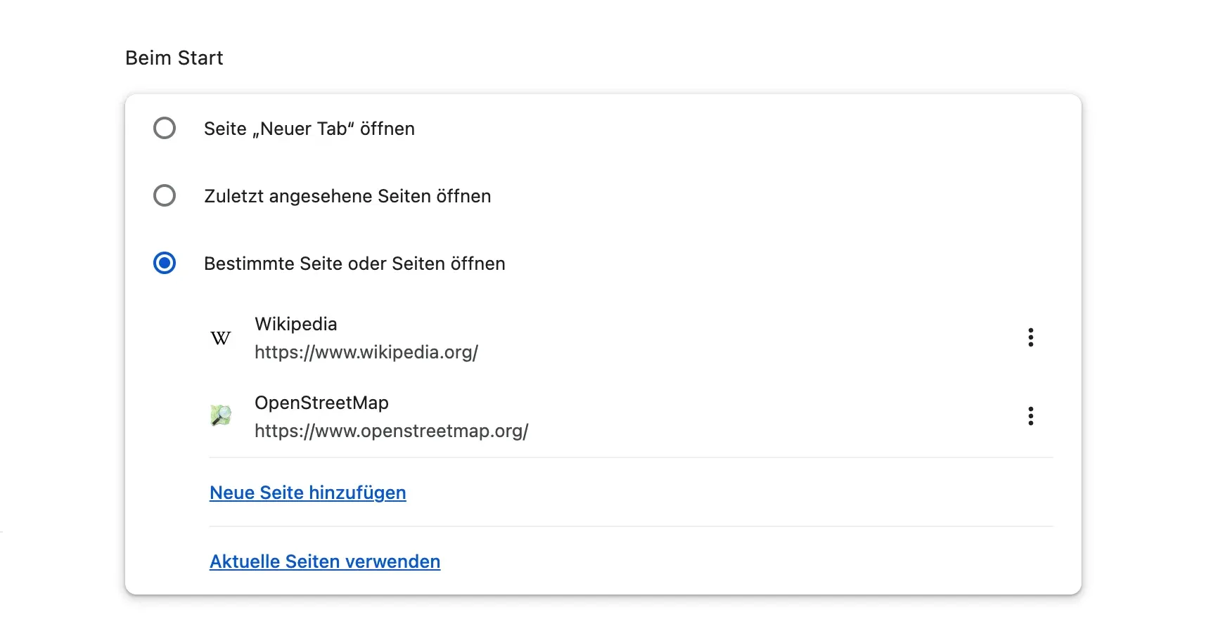 Die Einstellungen von Chrome, Abschnitt „Beim Start“: Die Option „Bestimmte Seite oder Seiten öffnen“ ist ausgewählt, mit zwei aufgeführten Seiten, Wikipedia und OpenStreetMap, jede mit ihrem Menü mit drei Punkten, darunter die Links „Neue Seite hinzufügen“ und „Aktuelle Seiten verwenden“.