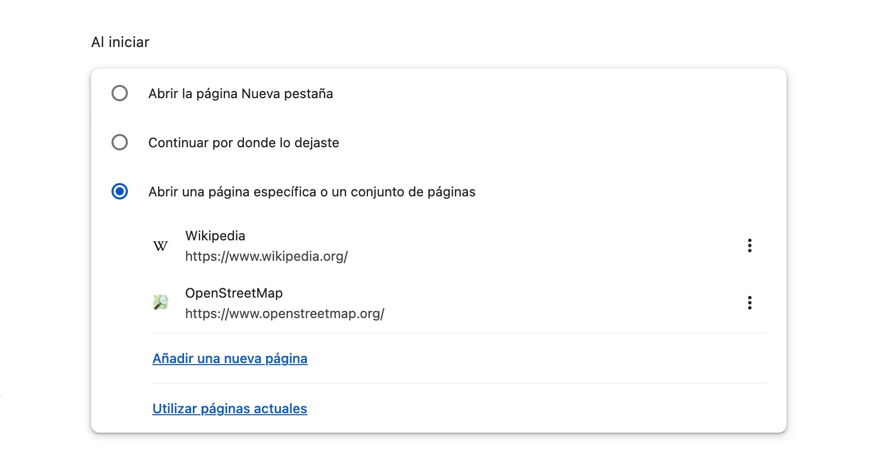 La configuración de Chrome, sección «Al iniciar»: está elegida la opción «Abrir una página específica o un conjunto de páginas», con dos páginas en la lista, Wikipedia y OpenStreetMap, cada una con su menú de tres puntos, y después los enlaces «Añadir una nueva página» y «Utilizar páginas actuales».