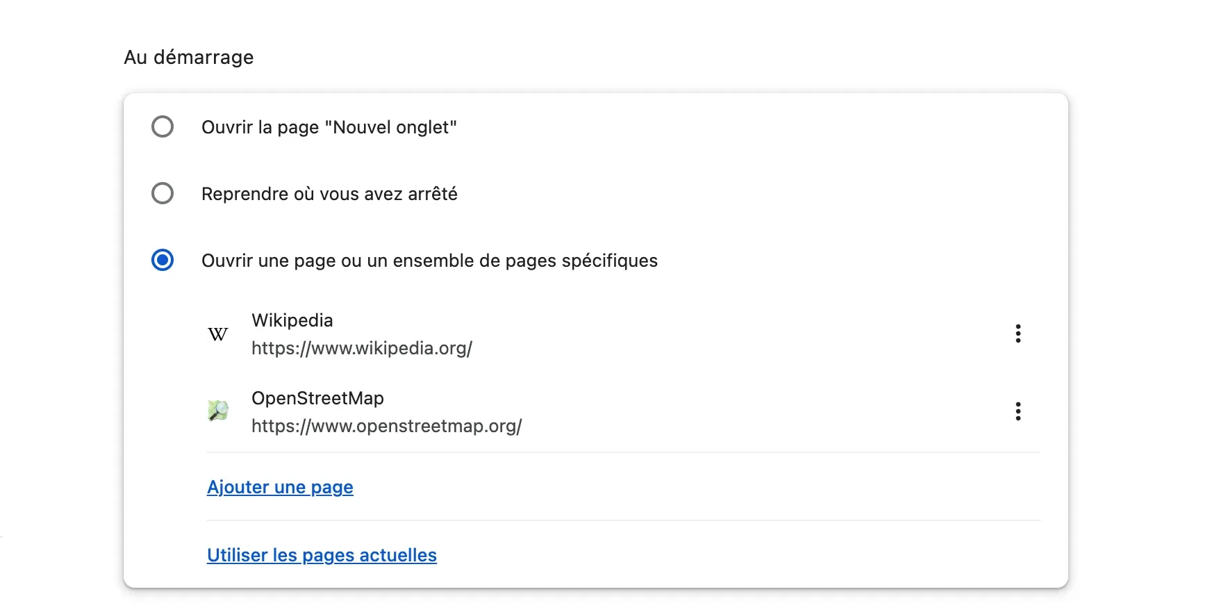 Les paramètres de Chrome, section « Au démarrage » : l’option « Ouvrir une page ou un ensemble de pages spécifiques » est choisie, avec deux pages listées, Wikipedia et OpenStreetMap, chacune avec son menu à trois points, puis les liens « Ajouter une page » et « Utiliser les pages actuelles ».