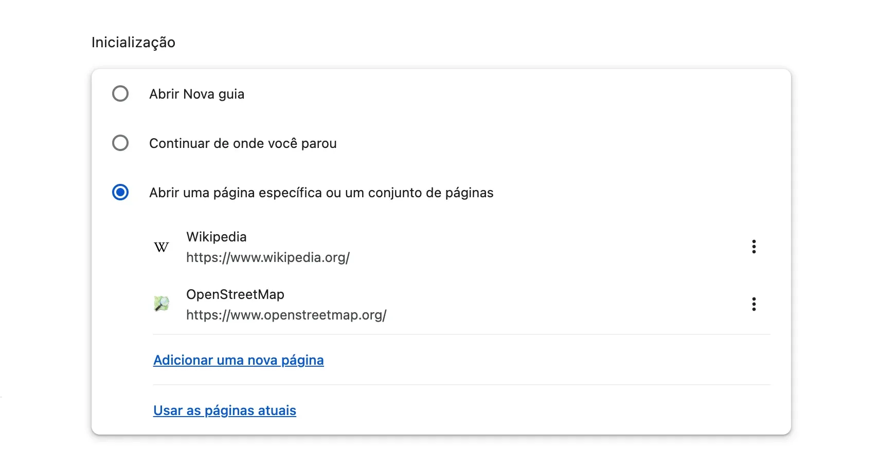 As configurações do Chrome, seção “Inicialização”: a opção “Abrir uma página específica ou um conjunto de páginas” está marcada, com duas páginas na lista, Wikipedia e OpenStreetMap, cada uma com o seu menu de três pontos, e depois os links “Adicionar uma nova página” e “Usar as páginas atuais”.